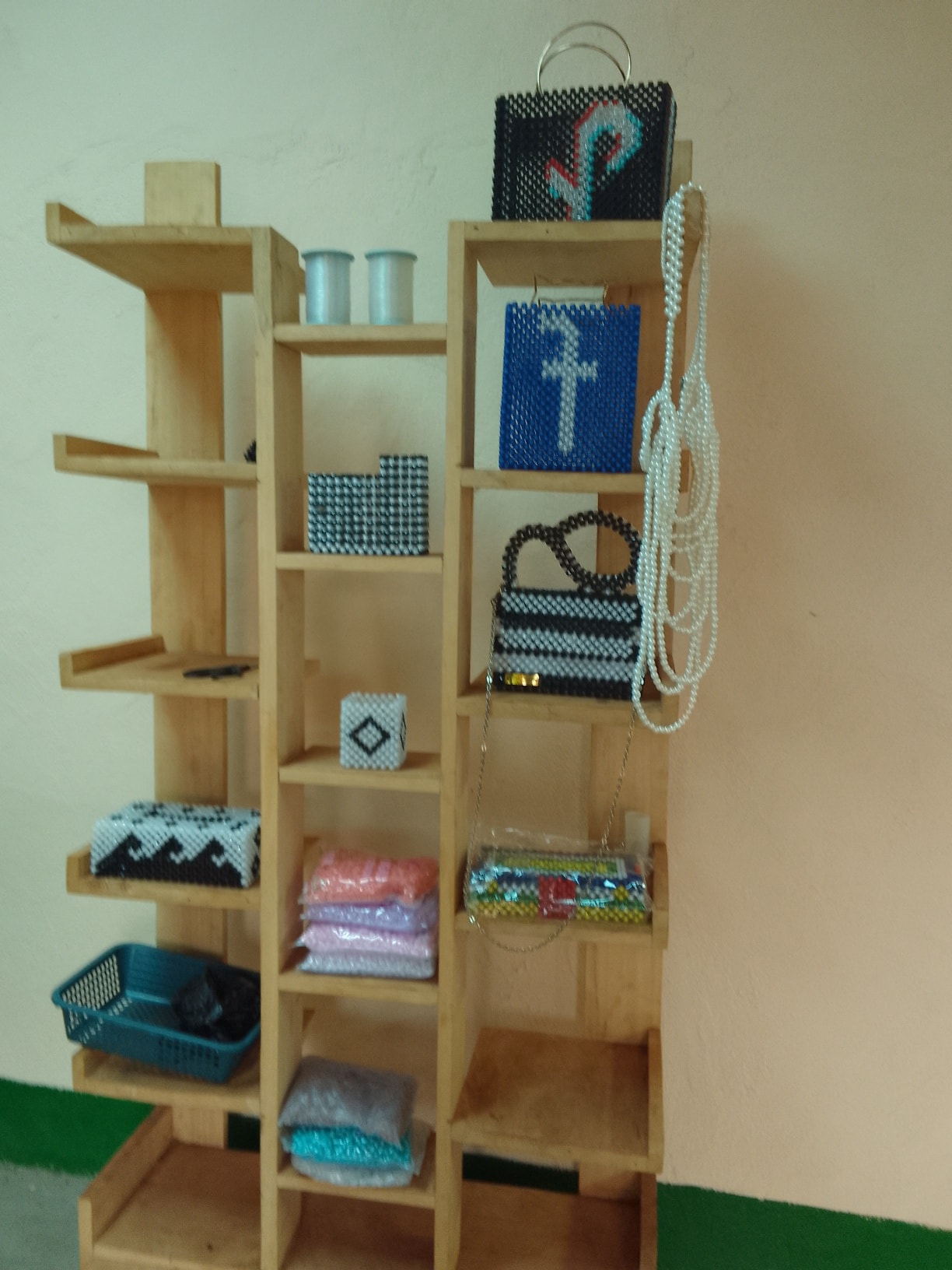 Une formation en perlage pour autonomiser femmes et jeunes filles. 629467154 1504042068397596 7109648594407044378 n